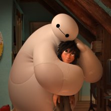 Baymax abbraccia il piccolo Hiro in una scena tratta dal film Disney-Pixar 'Big Hero 6'