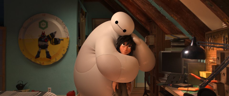 Baymax abbraccia il piccolo Hiro in una scena tratta dal film Disney-Pixar 'Big Hero 6'