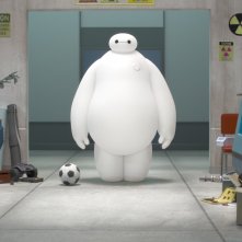 Il robot bianco Baymax in una scena di 'Big Hero 6'