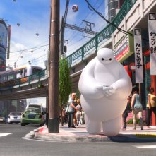 Il nostro eroe gigante a spasso per la città in una scena di 'Big Hero 6'