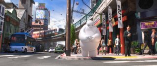 Il nostro eroe gigante a spasso per la città in una scena di 'Big Hero 6'