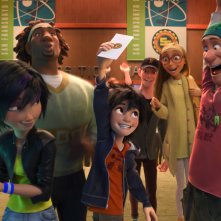 Big Hero 6: Hiro e Tadashi insieme ai loro amici in una scena