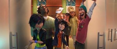 Big Hero 6: Hiro e Tadashi insieme ai loro amici in una scena