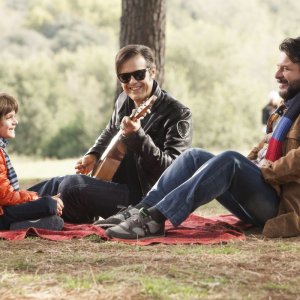 Un natale stupefacente: Lillo e Greg col piccolo Niccolò Calvagna in una scena