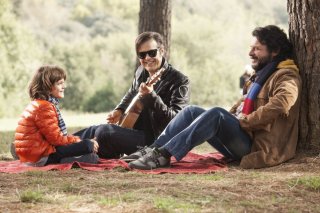 Un natale stupefacente: Lillo e Greg col piccolo Niccolò Calvagna in una scena