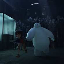 Big Hero 6: Baymax e Hiro in fuga in una scena del film
