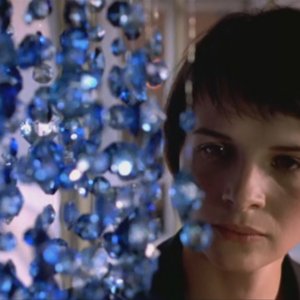 Film Blu: Juliette Binoche in una scena del film di Krzysztof Kieślowski