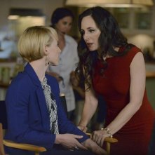 Revenge: le attrici Karine Vanasse e Madeleine Stowe nell'episodio Damage
