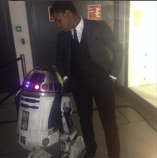 Star Wars: Episode VII - John Boyega e R2D2 alla festa di fine riprese