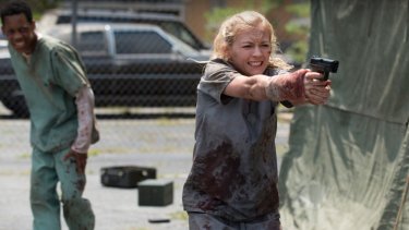 The Walking Dead: Emily Kinney e Tyler James Williams in una scena dell'episodio Il prezzo della salvezza