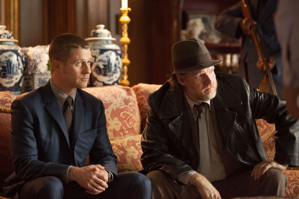 Gotham: gli attori Donal Logue e Ben McKenzie in L'ombrello del Pinguino