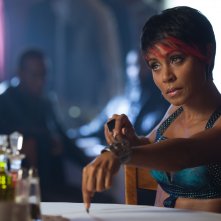 Gotham: l'attrice Jada Pinkett Smith in una scena dell'episodio L'ombrello del Pinguino