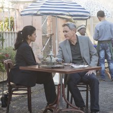 Homeland: Nazanin Boniadi e Mark Moses in From A to B and Back Again