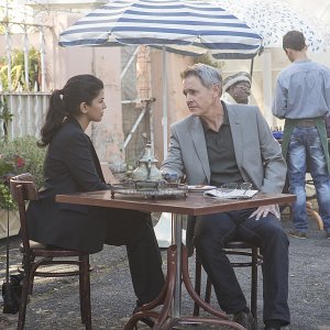 Homeland: Nazanin Boniadi e Mark Moses in From A to B and Back Again