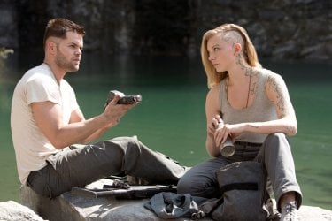 Hunger Games: Il Canto della Rivolta - Parte 1: Wes Chatham insieme a Natalie Dormer in una scena del film