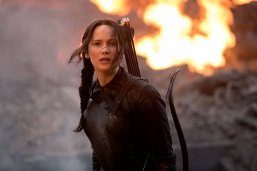 Hunger Games: Il Canto della Rivolta - Parte 1: Jennifer Lawrence in una scena infuocata del film