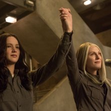 Hunger Games: Il Canto della Rivolta - Parte 1: Jennifer Lawrence con Julianne Moore in una scena del film
