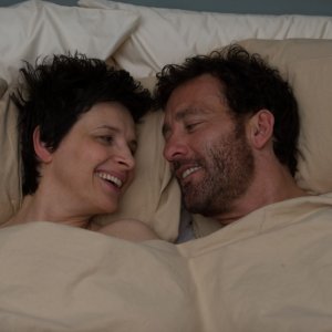 Words and Pictures: Juliette Binoche e Clive Owen innamorati in una scena del film