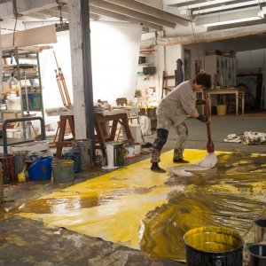 Words and Pictures: Juliette Binoche intenta a dipingere in una scena del film