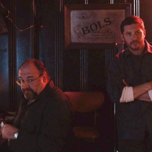 Chi è senza colpa: Tom Hardy e James Gandolfini in un'immagine del film