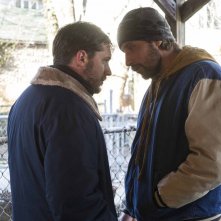 Chi è senza colpa: Tom Hardy faccia a faccia con Matthias Schoenaerts in una scena
