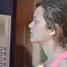 Due giorni, una notte: Marion Cotillard nel personaggio di Sandra in un momento del film