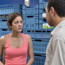 Due giorni, una notte: Marion Cotillard insiene a Hicham Slaoui in una scena