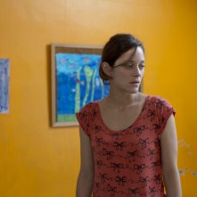 Due giorni, una notte: lo sguardo sconsolato e triste di Marion Cotillard in una scena