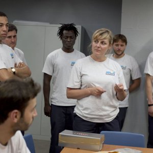 Due giorni, una notte: Catherine Salée con Serge Koto, Hicham Slaoui e Franck Laisné in una scena del film