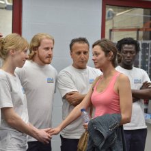 Due giorni, una notte: Marion Cotillard con i colleghi di lavoro Serge Koto, Christelle Cornil, Timur Magomedgadzhiev, Philippe Jeusette e Gianni La Rocca in una scena del film