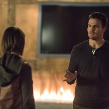 Arrow: Stephen Amell e Willa Holland nella puntata intitolata The Secret Origin of Felicity Smoak
