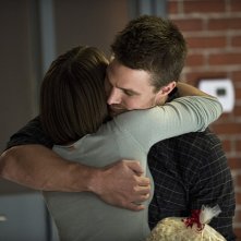 Arrow: Willa Holland e Stephen Amell in The Secret Origin of Felicity Smoak