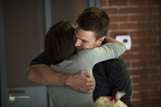 Arrow: Willa Holland e Stephen Amell in The Secret Origin of Felicity Smoak