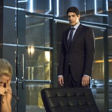 Arrow: Emily Bett Rickards e Brandon Routh nella puntata The Secret Origin of Felicity Smoak
