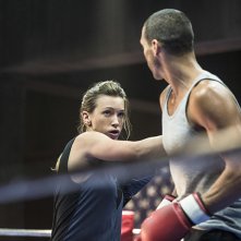 Arrow: Katie Cassidy interpreta con J.R. Ramirez una scena dell'episodio The Secret Origin of Felicity Smoak