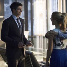 Arrow: Brandon Routh, Emily Bett Rickards e Charlotte Ross in The Secret Origin of Felicity Smoak