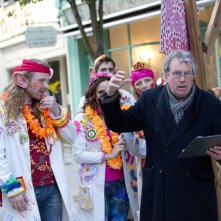 Un'occasione da Dio: Terry Jones circondato da un gruppo di attori