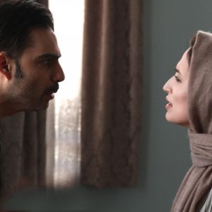 Peyman Moaadi e Negar Javaherian discutono animatamente in una scena di 'Melbourne'