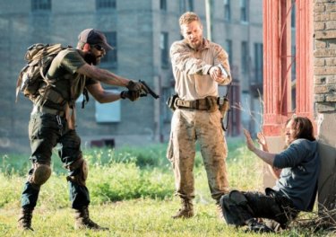 Man Down: Shia LaBeouf, Jai Courtney e Clifton Collins Jr. nella prima immagine