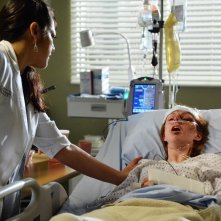 Grey's Anatomy: la dottoressa Callie, interpretata da Sara Ramirez, cura una paziente in Don't Let's Start