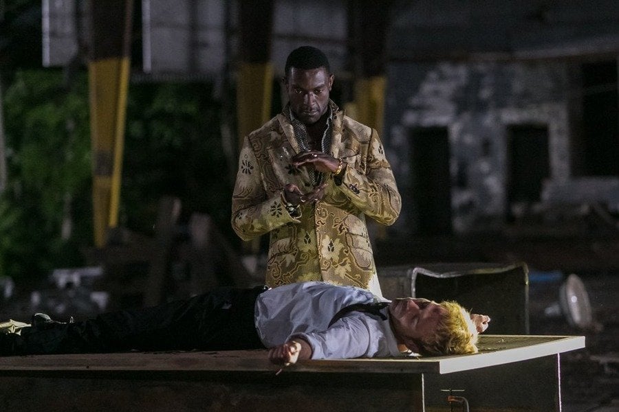 Constantine: gli attori Michael James Shaw e Matt Ryan nell'episodio The Devil's Vinyl