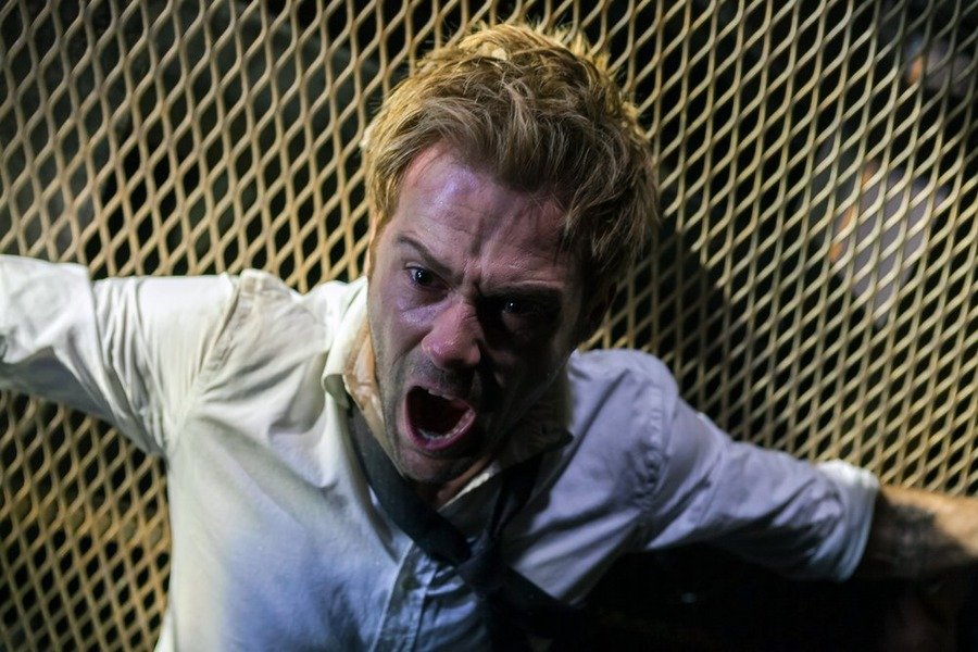 Constantine: Matt Ryan interpreta una scena della puntata intitolata The Devil's Vinyl