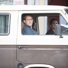 Homeland: Nazanin Boniadi e Maury Sterling in una scena di Redux