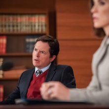 The Good Wife: Michael J. Fox e Julianna Margulies in una scena di Red Zone