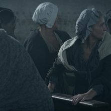 Il leone di vetro: donne spaventate in una scena del film