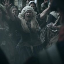 Il leone di vetro: una scena del dramma in costume