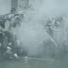 Il leone di vetro: il fumo dei cannoni in una scena del film