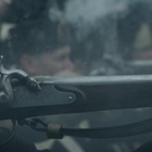 Il leone di vetro: pistole fumanti in una scena del film