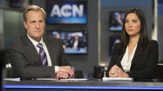 The Newsroom: Jeff Daniels e Olivia Munn in una scena dell'episodio intitolato Boston