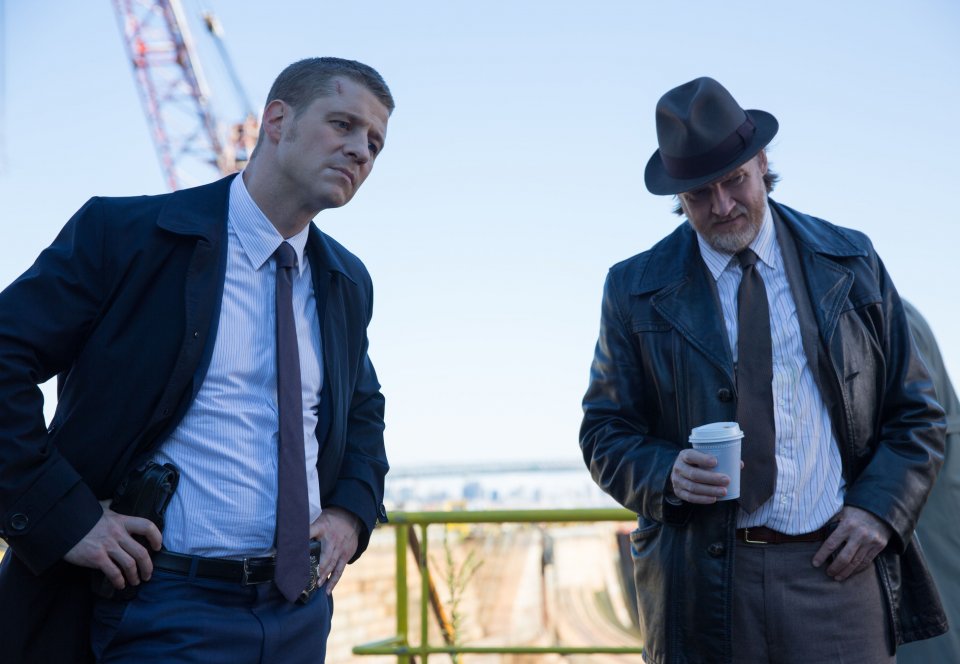 Gotham: i protagonisti Ben McKenzie e Donal Logue in una scena della puntata La maschera